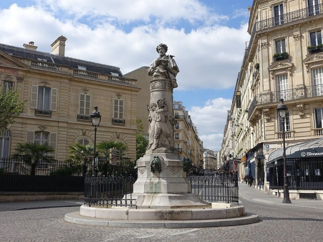 Statue de Gavarni place Saint Georges Paris