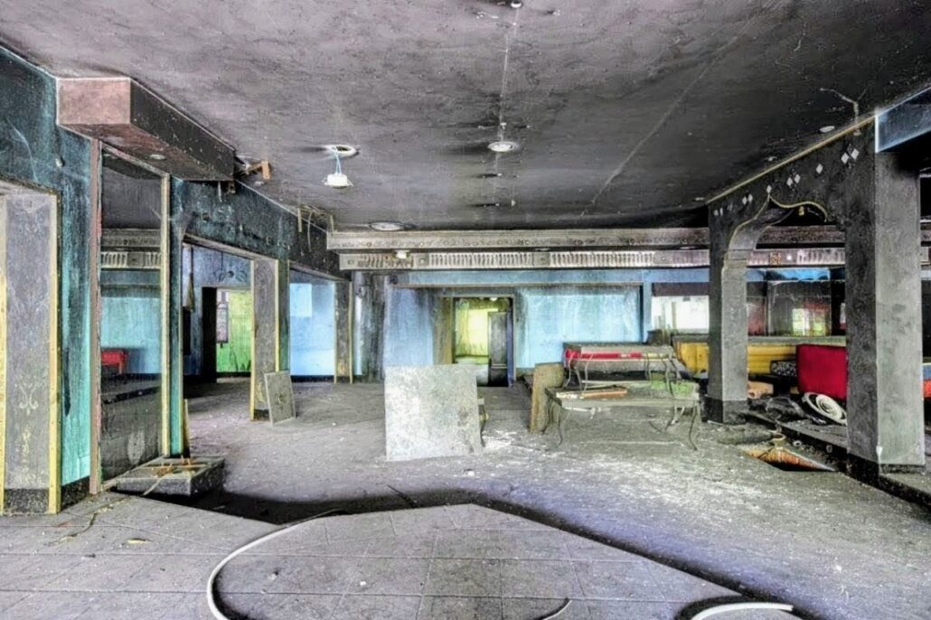 2009-05-04_Discothèque _abandonnee_Romagnano-Italie_ll-Maneggio_10~2