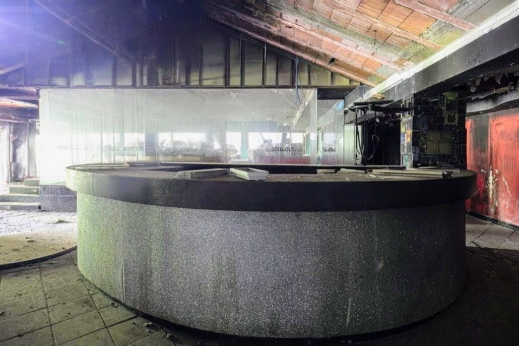 2009-05-04_Discothèque _abandonnee_Romagnano-Italie_ll-Maneggio_11~2