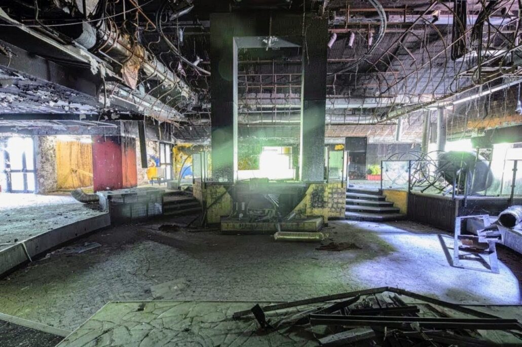 2009-05-04_Discothèque _abandonnee_Romagnano-Italie_ll-Maneggio_12~2