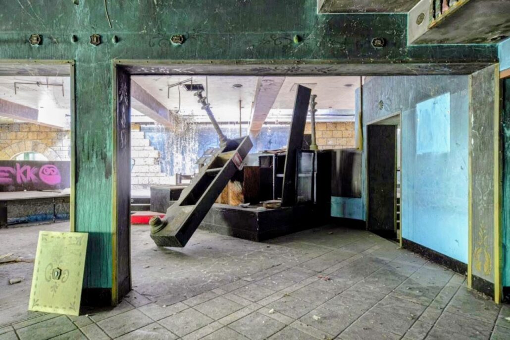 2009-05-04_Discothèque _abandonnee_Romagnano-Italie_ll-Maneggio_15~2