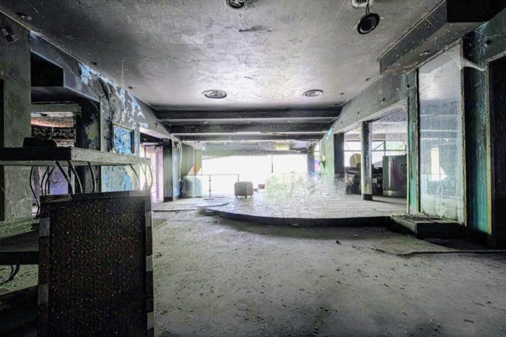 2009-05-04_Discothèque _abandonnee_Romagnano-Italie_ll-Maneggio_4~2