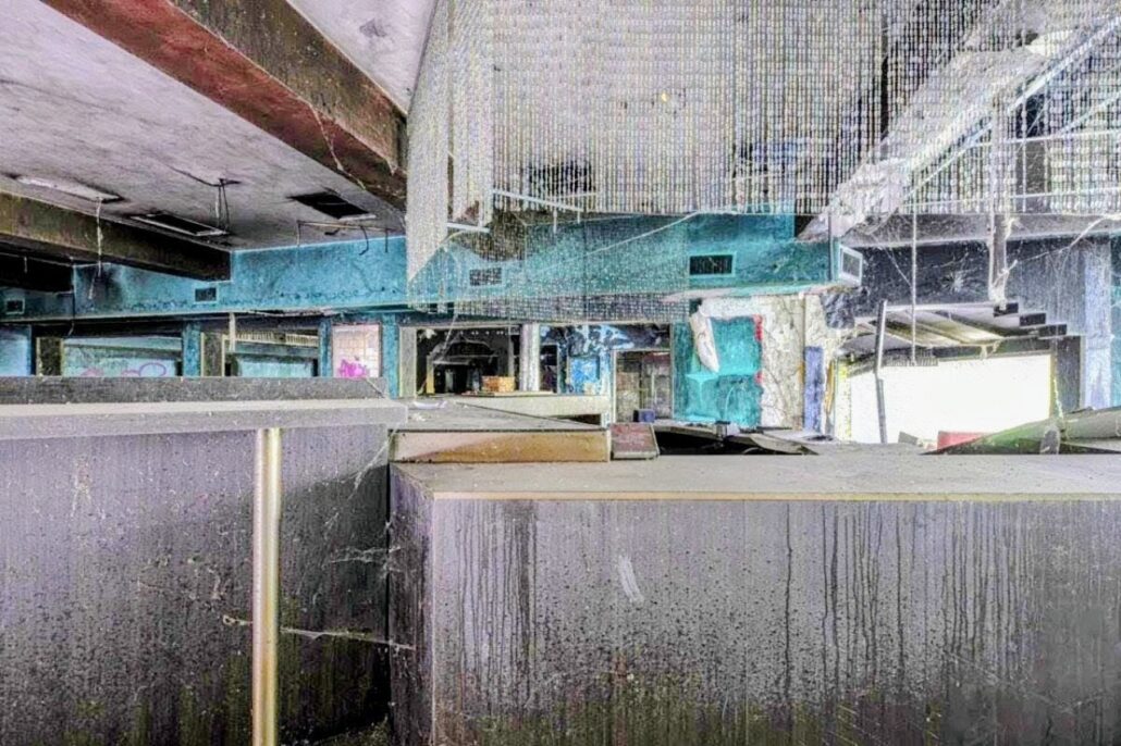 2009-05-04_Discothèque _abandonnee_Romagnano-Italie_ll-Maneggio_7~2