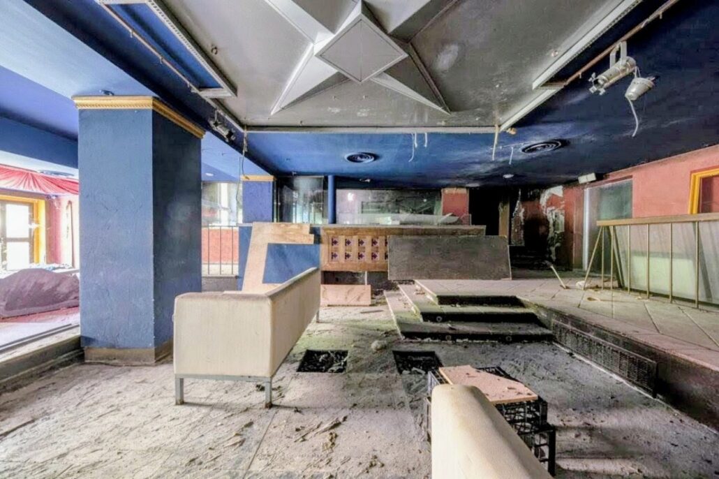 2009-05-04_Discothèque _abandonnee_Romagnano-Italie_ll-Maneggio_8~2