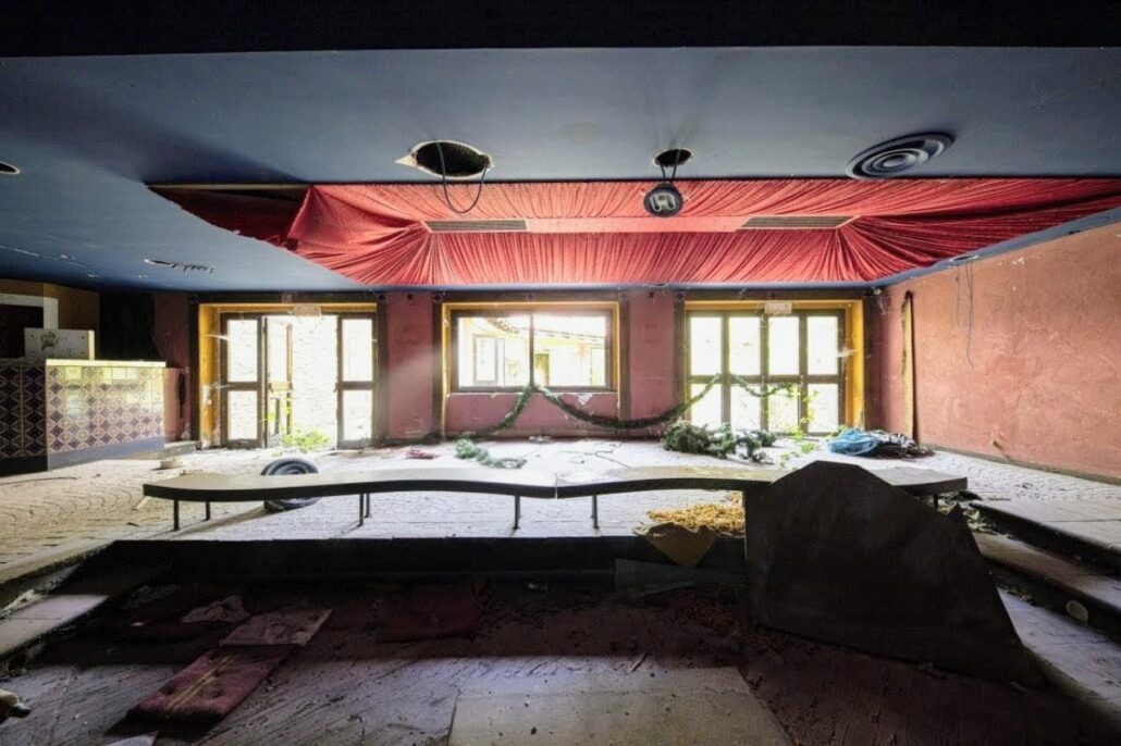 2009-05-04_Discothèque _abandonnee_Romagnano-Italie_ll-Maneggio_9~2