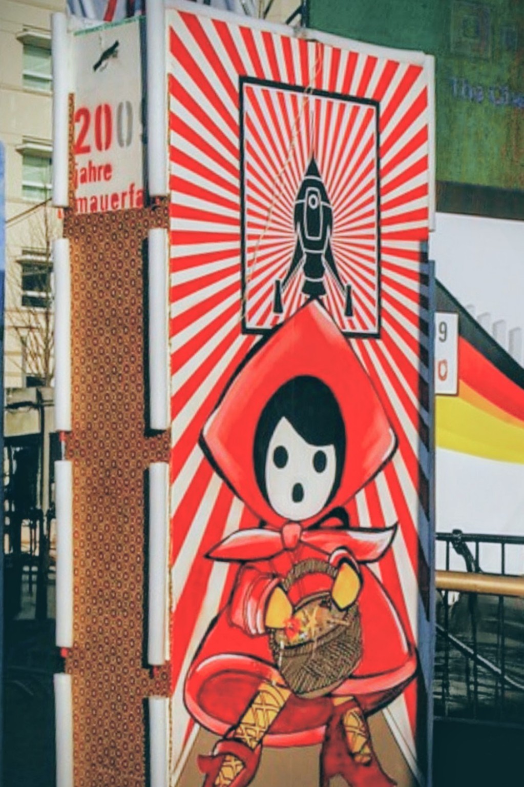 IMG_2009-11-07_dominos_géants_en _polystyrène_Berlin_20-eme anniversaire_de_la_chute_du_mur_2009_10