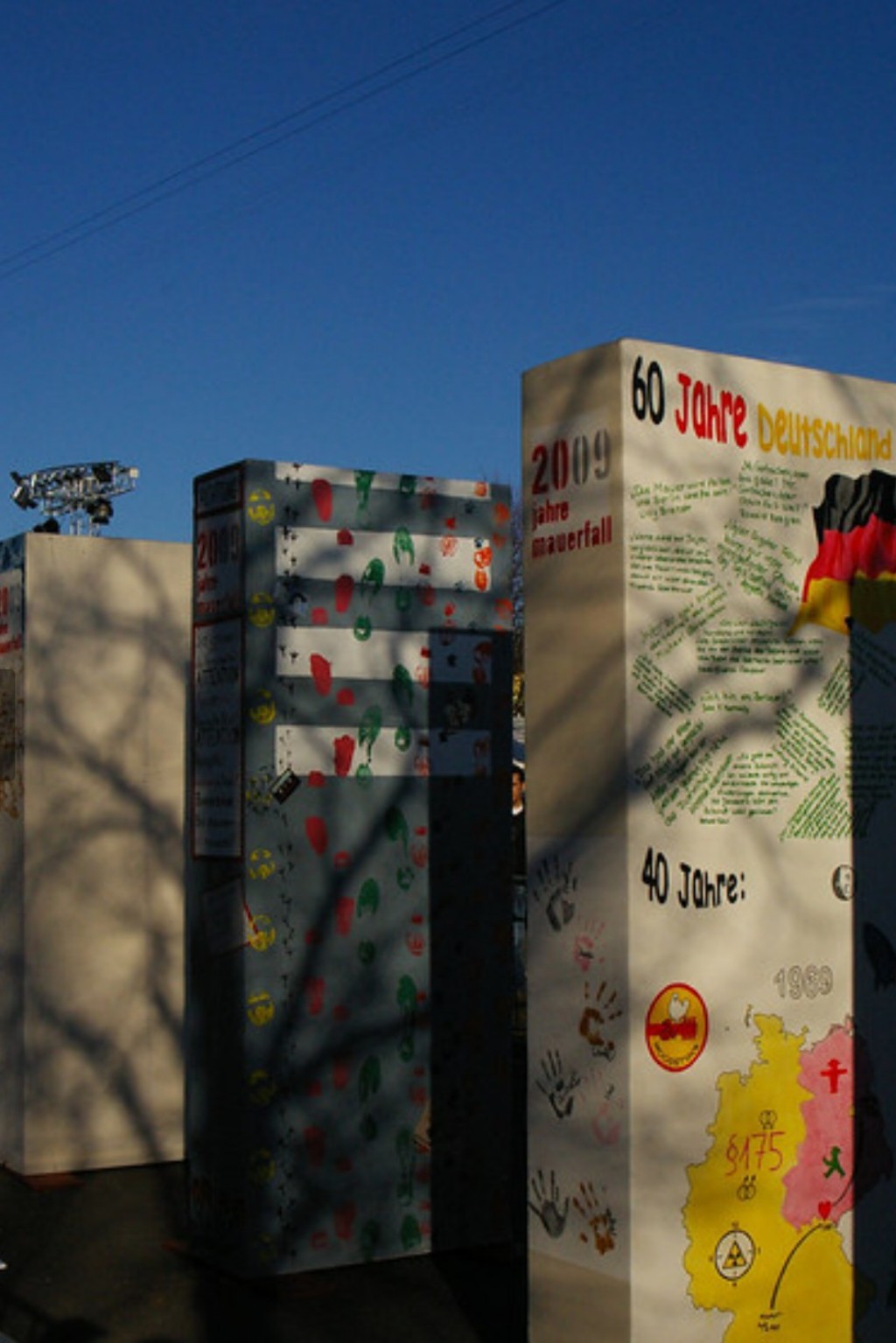 IMG_2009-11-07_dominos_géants_en _polystyrène_Berlin_20-eme anniversaire_de_la_chute_du_mur_2009_11