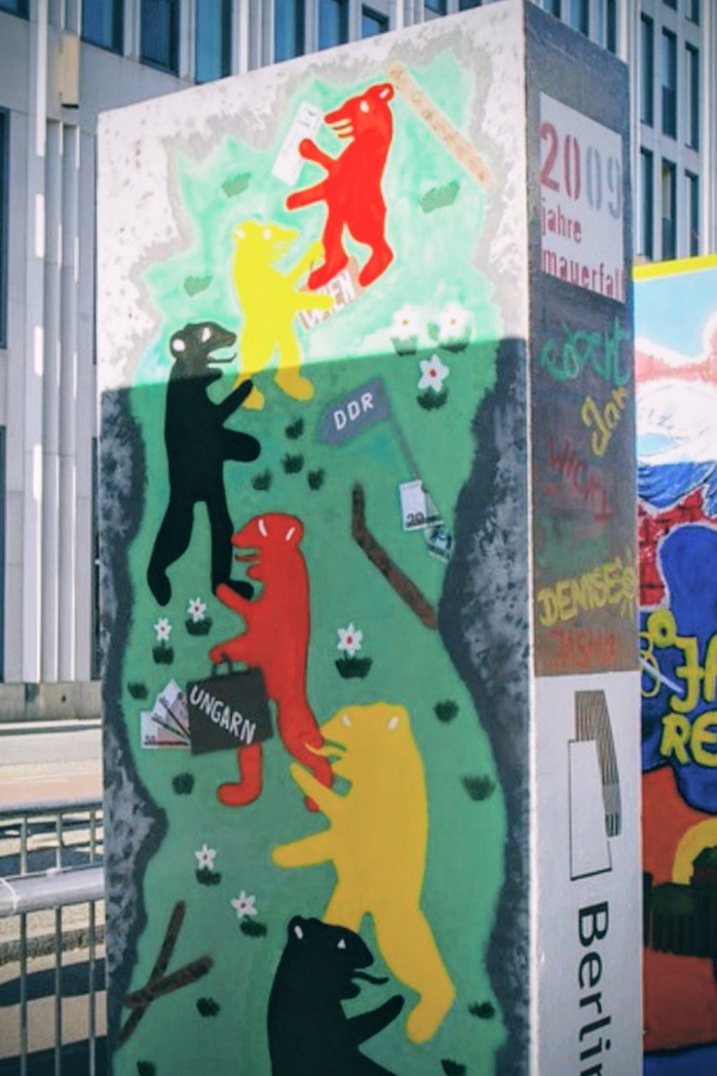 IMG_2009-11-07_dominos_géants_en _polystyrène_Berlin_20-eme anniversaire_de_la_chute_du_mur_2009_2