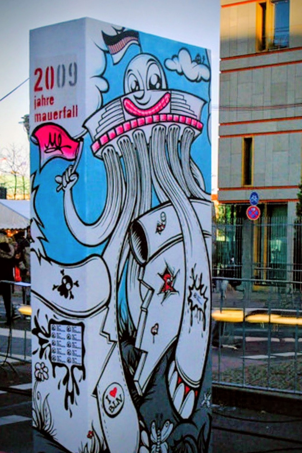 IMG_2009-11-07_dominos_géants_en _polystyrène_Berlin_20-eme anniversaire_de_la_chute_du_mur_2009_3