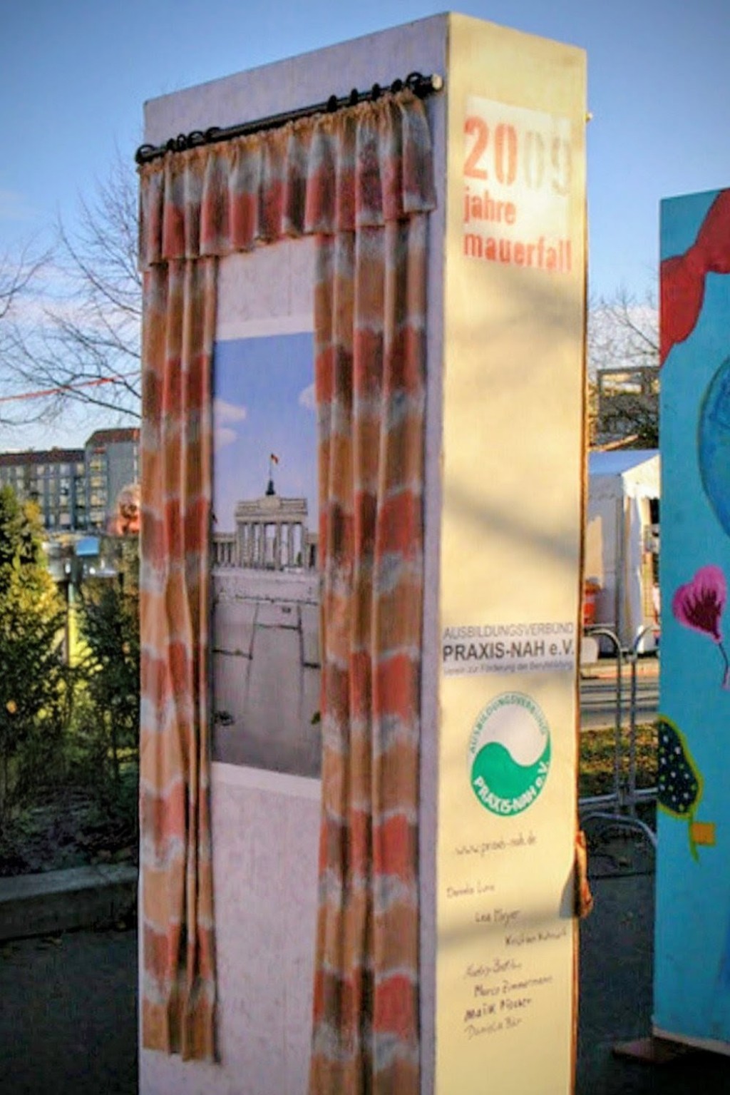 IMG_2009-11-07_dominos_géants_en _polystyrène_Berlin_20-eme anniversaire_de_la_chute_du_mur_2009_9