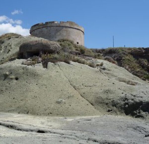 🏝️ Les bunkers oubliés de Bosa et des plages de Turas
