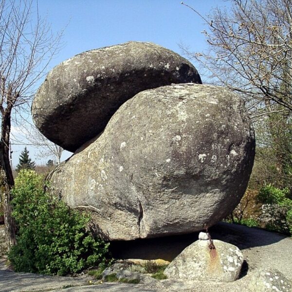 Le rocher tremblant de Sept-Faux