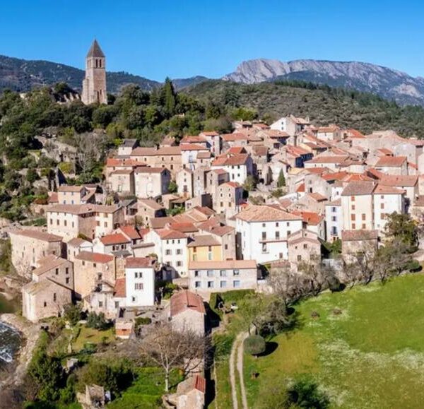 Olargues, au pied de la montagne du Caroux