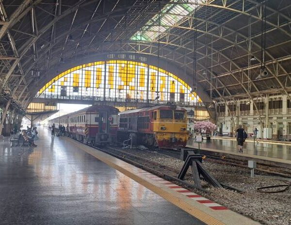 Les gares et les trains de Bangkok