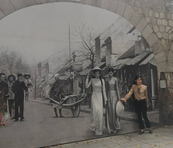 Une rue décorée de fresques à Hanoi