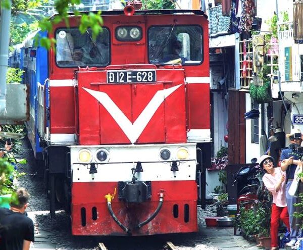 HANOI / Un train dans la ville