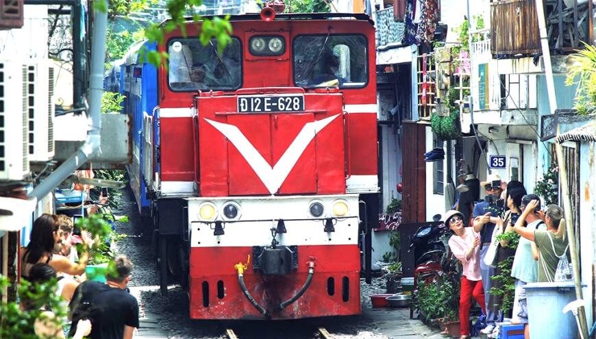 HANOI / Un train dans la ville