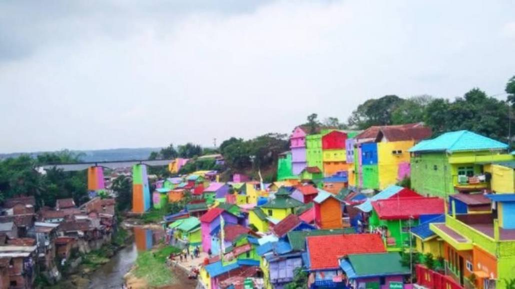 9 villes en Indonésie ont également le village de l'arc-en-ciel, vous savez!