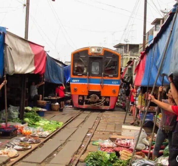 Le Mae Klong Railway Market