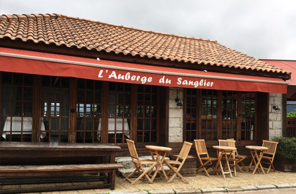 Petite Auberge de village avec une belle terrasse avec vue panoramique .