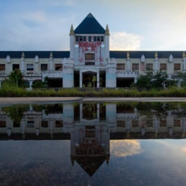 Urbex Kanchanaburi castle mall Thailande