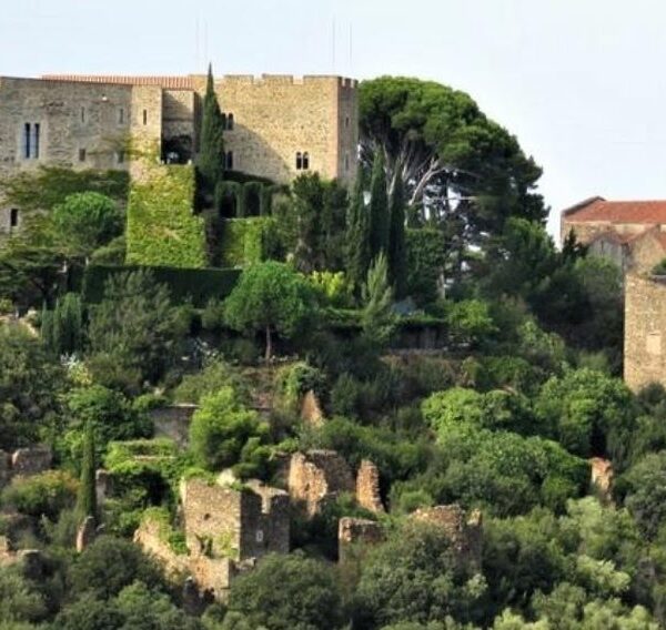 Le château et le village ruiné de Corbère de Dalt