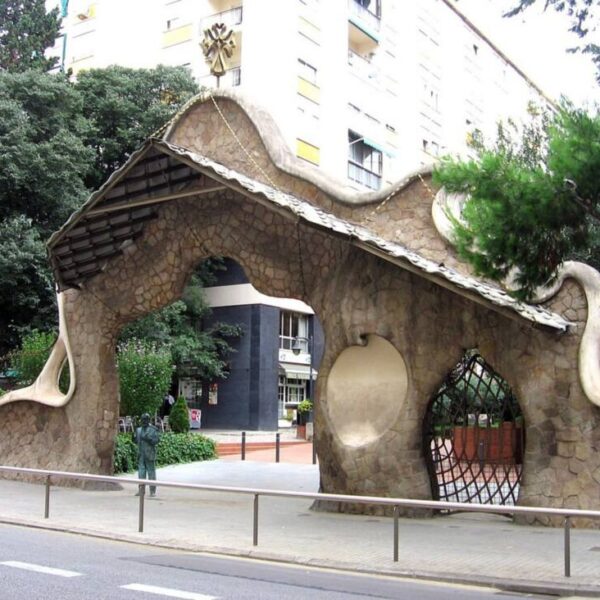 10) Porte Miralles Barcelone – Antoni Gaudi