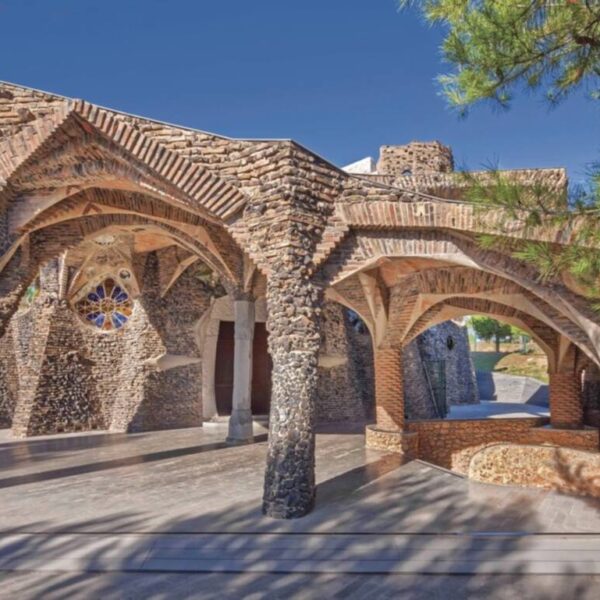 12) Crypte de la Colonia Güell Barcelone – Antoni Gaudi
