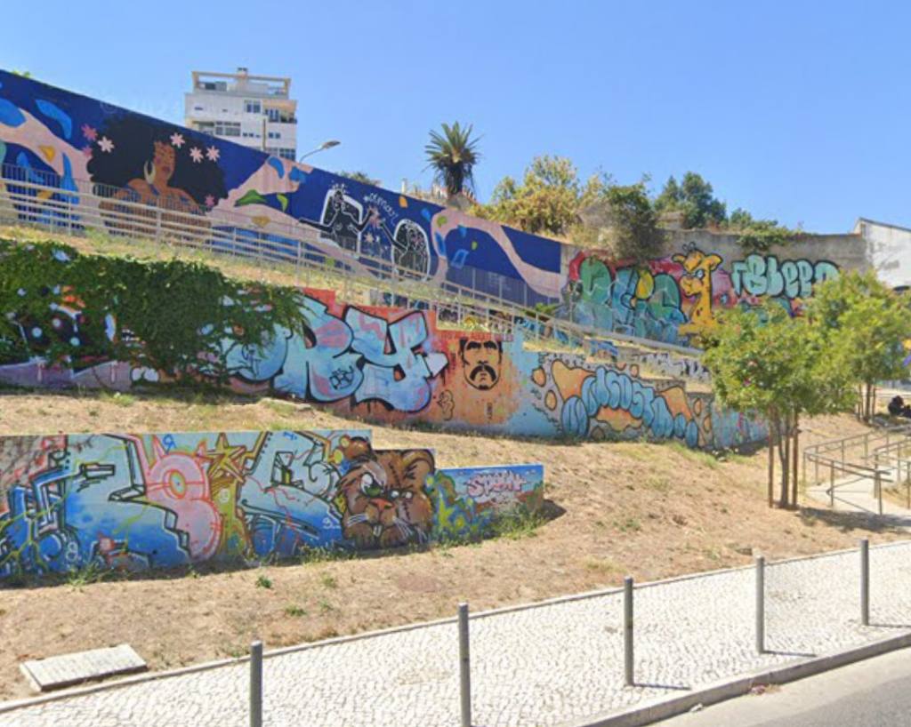 street_art_espace végétalisé en pente longe la Rua Gualdim Pais_Estrada_de_Chelas—Lisbonne_1