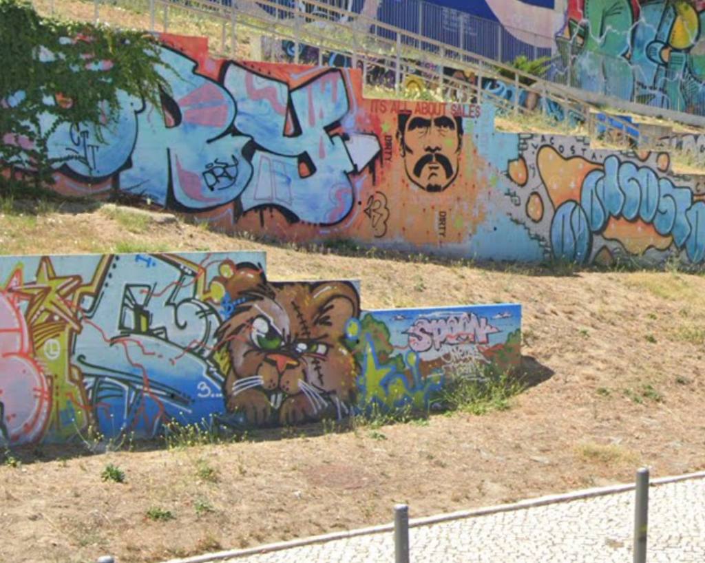 street_art_espace végétalisé en pente longe la Rua Gualdim Pais_Estrada_de_Chelas—Lisbonne_3