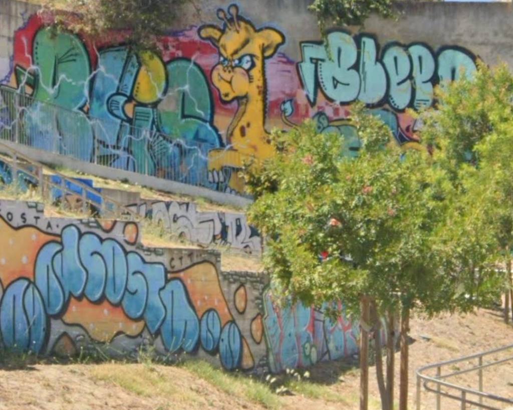 street_art_espace végétalisé en pente longe la Rua Gualdim Pais_Estrada_de_Chelas—Lisbonne_4